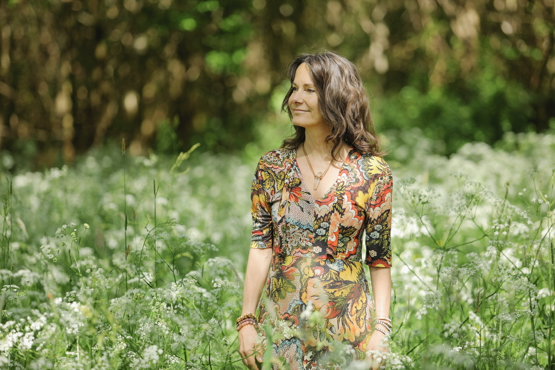 Mieke Vos in een veld met fluitenkruid